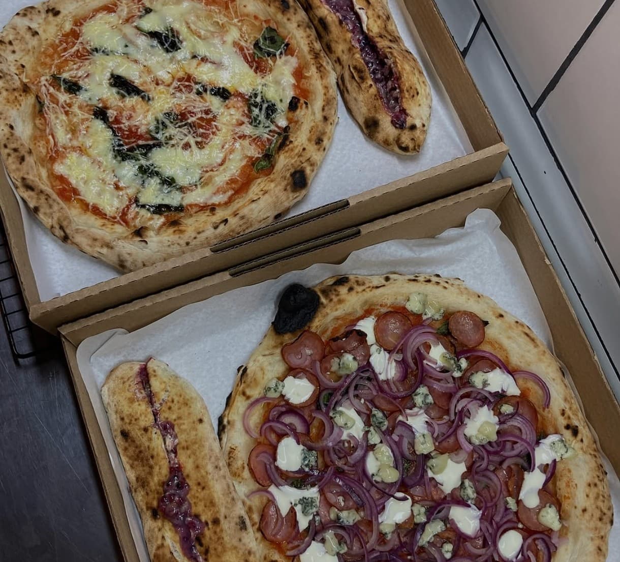 Salão aconchegante da Querino's Pizzeria