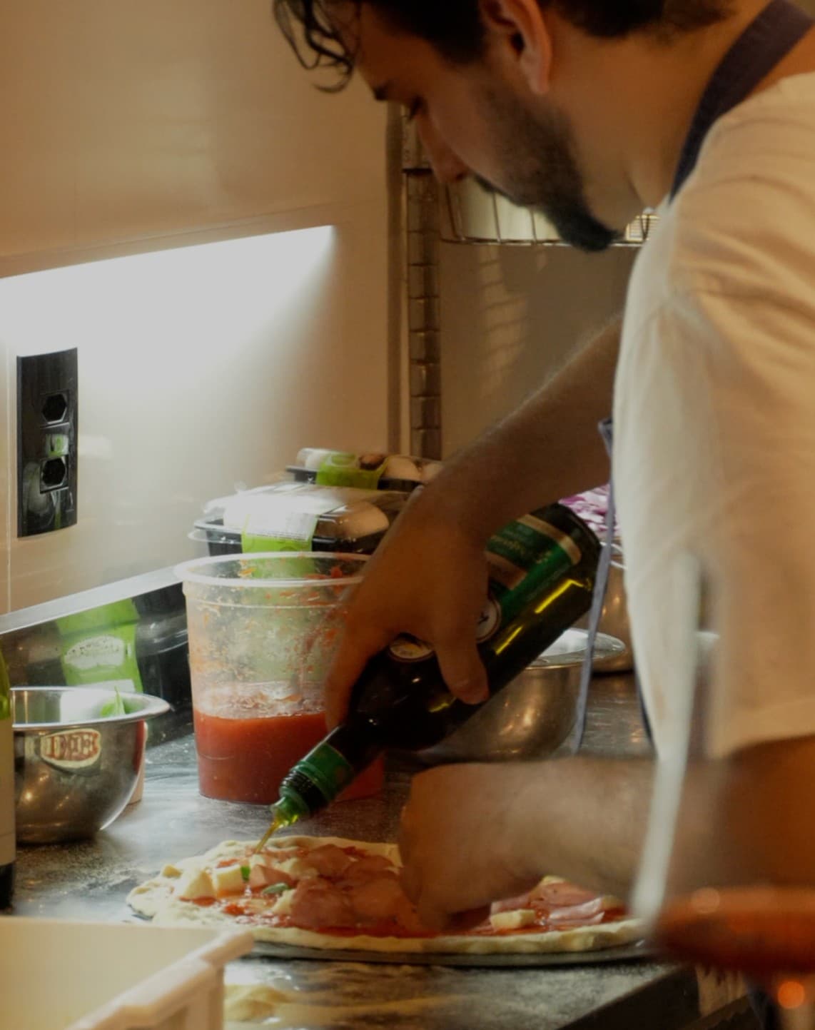 Pizza artesanal saindo do forno
